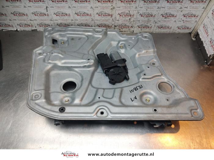 Gebruikte Ruitmechaniek 4Deurs links-voor Nissan Primera O192741