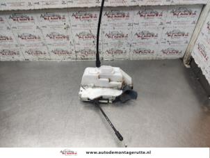 O192747 Gebruikte portierslot mechaniek 4deurs links-voor Nissan Primera