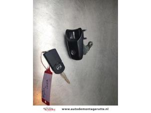 O192858 Gebruikte portierslot cilinder links Mazda 5.