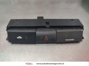 O192898 Gebruikte gevarenlicht schakelaar Toyota Corolla Verso