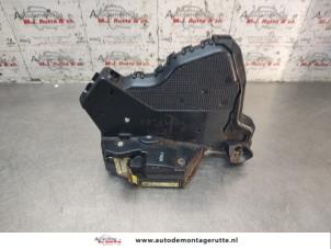 O192932 Gebruikte slotmechaniek portier 4deurs links-voor Toyota Corolla Verso