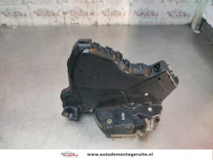 O192933 Gebruikte slotmechaniek portier 4deurs rechts-voor Toyota Corolla Verso