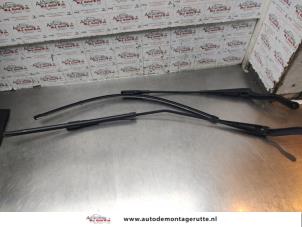O192945 Gebruikte ruitenwisserarm set Opel Corsa