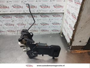 O193174 Gebruikte slotmechaniek portier 4deurs links-voor Mazda 2.