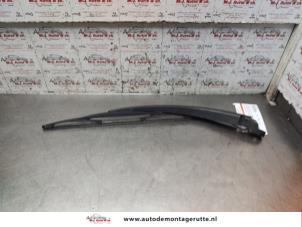 O193175 Gebruikte ruitenwisserarm achter Mazda 2.