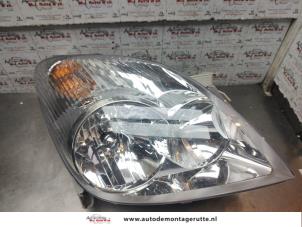 O193557 Gebruikte rechter koplamp Toyota Corolla Verso