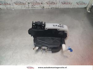 O193592 Gebruikte slotmechaniek portier 2deurs links Nissan NV200