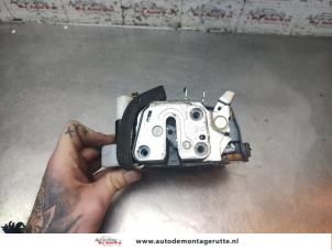 O193596 Gebruikte slotmechaniek portier 2deurs rechts Nissan NV200