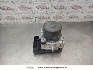 O193626 Gebruikte abs pomp Nissan NV200