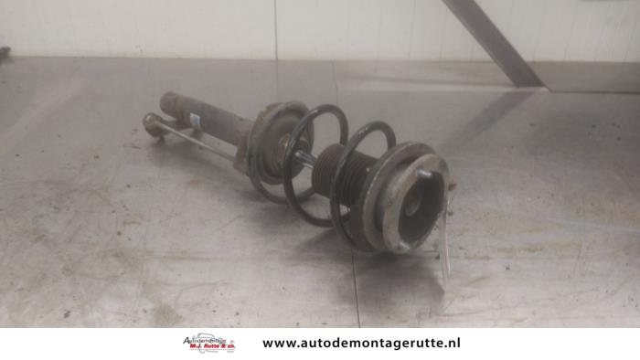 Gebruikte Veerpoot links-voor BMW 3-Serie O193686