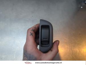 O194018 Gebruikte schakelaar elektrisch raam Citroen C1
