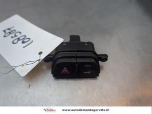 O194019 Gebruikte alarmlicht schakelaar Alfa Romeo Mito