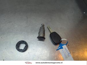 O194049 Gebruikte portierslot cilinder links Renault Twingo