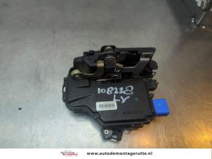 O194120 Gebruikte slotmechaniek portier 4deurs links-voor Skoda Fabia