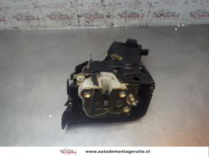 O194296 Gebruikte slotmechaniek portier 4deurs links-voor Mazda 2.