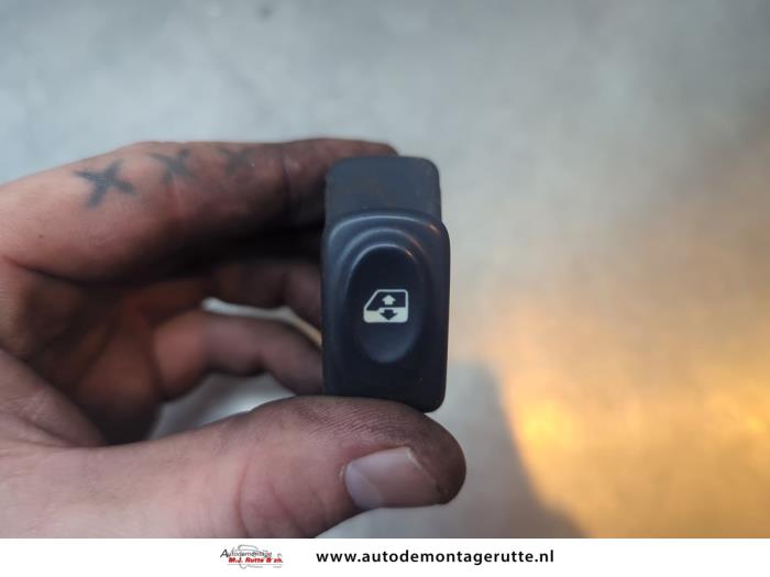 Gebruikte Schakelaar Elektrisch Raam Renault Clio O194327