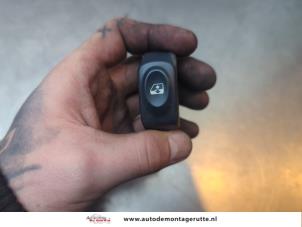 O194326 Gebruikte schakelaar elektrisch raam Renault Clio