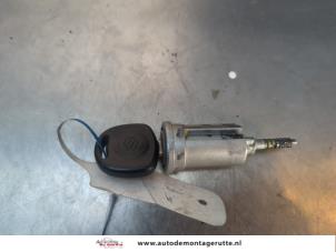 O194357 Gebruikte deurslot cilinder links Suzuki Wagon R+