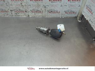 O194495 Gebruikte portierslot cilinder links Renault Twingo