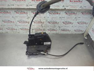 O194530 Gebruikte slotmechaniek portier 4deurs links-achter Renault Clio