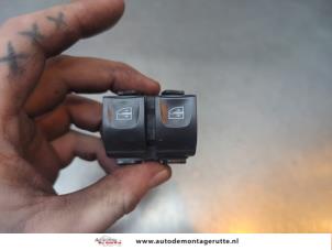 O194538 Gebruikte schakelaar elektrisch raam Renault Clio