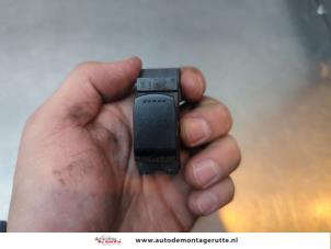 O194595 Gebruikte schakelaar elektrisch raam Suzuki Splash