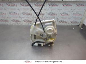 O194623 Gebruikte slotmechaniek portier 4deurs links-achter Suzuki Splash