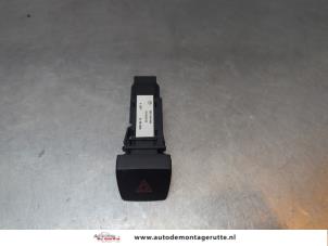 O194666 Gebruikte alarmlicht schakelaar Mazda 2.