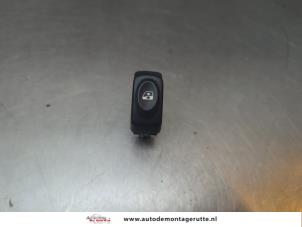 O194991 Gebruikte schakelaar elektrisch raam Renault Clio