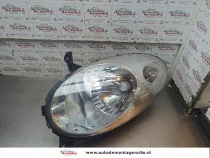 O195026 Gebruikte koplamp links Nissan Micra