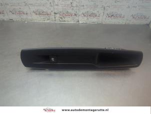 O195205 Gebruikte schakelaar elektrisch raam Renault Scenic