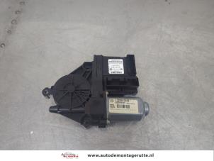 O195411 Gebruikte raammotor portier Volkswagen Touran