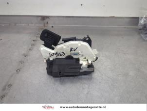 O195600 Gebruikte slotmechaniek portier 4deurs rechts-voor Volkswagen Sharan