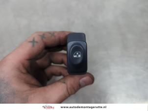 O195745 Gebruikte elektrisch raam schakelaar Renault Clio