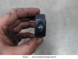 O195746 Gebruikte elektrisch raam schakelaar Renault Clio