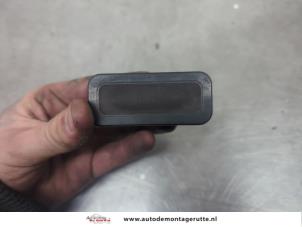 O195752 Gebruikte schakelaar achterklep Renault Clio