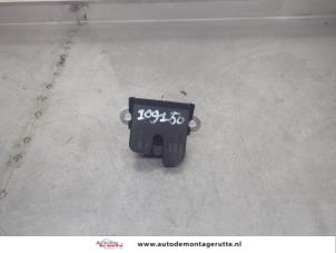 O195779 Gebruikte slotmechaniek achterklep Volkswagen Golf