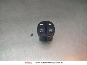 O195852 Gebruikte schakelaar elektrisch raam Ford Fiesta