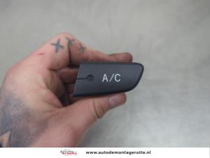 O195897 Gebruikte airco schakelaar Peugeot 107
