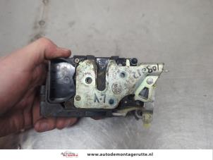 O196037 Gebruikte slotmechaniek portier 4deurs links-voor Chevrolet Aveo