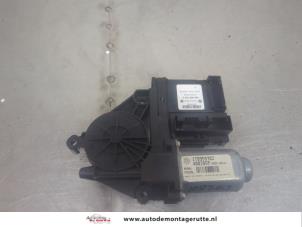 O196094 Gebruikte raammotor portier Skoda Octavia