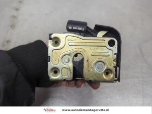 O196273 Gebruikte deurslot mechaniek 4deurs links-voor Renault Clio