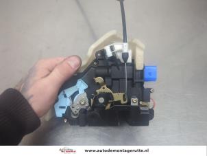 O196402 Gebruikte portierslot mechaniek 4deurs links-achter Volkswagen Golf Plus