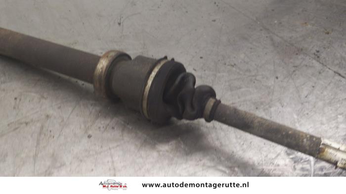 Aandrijfas rechts-voor van een Ford Fiesta 6 (JA8) 1.4 16V 2010