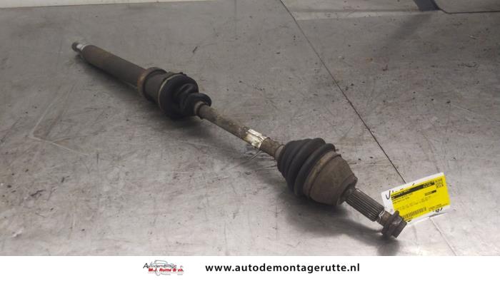 Aandrijfas rechts-voor van een Ford Fiesta 6 (JA8) 1.4 16V 2010