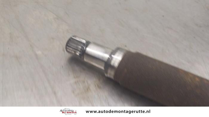 Aandrijfas rechts-voor van een Ford Fiesta 6 (JA8) 1.4 16V 2010