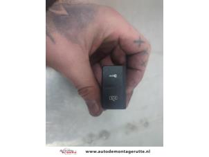 O196448 Gebruikte schakelaar centr. deurvergrendeling Volkswagen Golf Plus