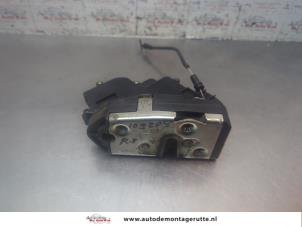 O196483 Gebruikte slotmechaniek portier 4deurs rechts-voor Smart Forfour