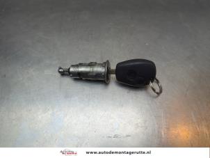 O196535 Gebruikte portierslot cilinder links Renault Twingo