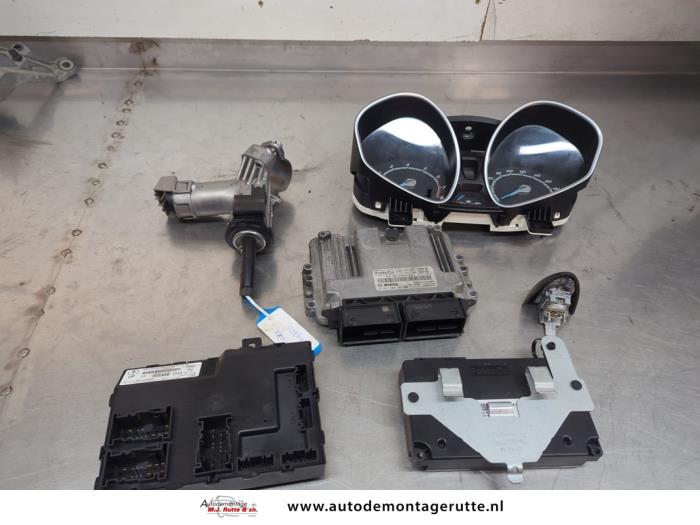 Gebruikte Contactslot + computer Ford B-Max (JK8) 1.0 EcoBoost 12V 125 Prijs € 150,00 Margeregeling aangeboden door Autodemontage M.J. Rutte B.V.
